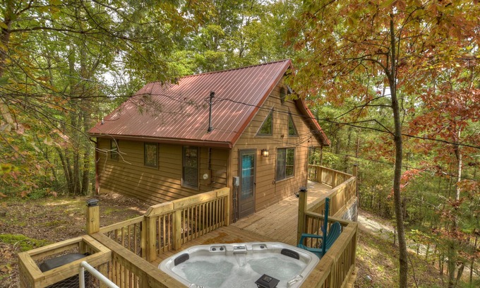 Ridgeline Vistas House | Fox Den Cabin is the perfect mountain cabin that sleeps 4 w/ hot tub & fire pit.