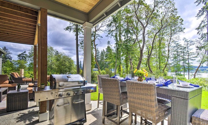 Fox Island House | Fox Island Villa with Hot Tub, Walk to the Pier!