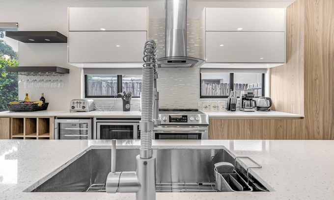 Croissant Park House | Fox Sonata Downtown Pool House