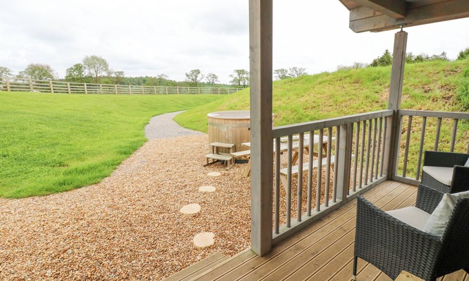 North Bitchburn Cottage | FOXES DEN, pet friendly, with hot tub in Staindrop