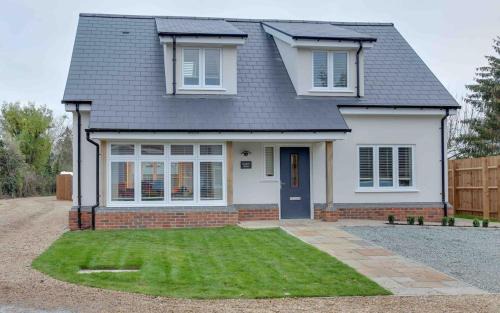 Dunmow House | Foxglove House & Hot Tub Stansted Airport