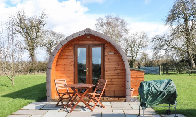 Overton-on-dee Cottage | FOXGLOVE, romantic, with a garden in Malpas