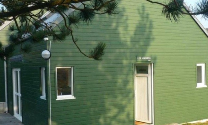 Saint-Martin de Brehal Cottage | Family home in Bréhal, 2 bedrooms, terrace, BBQ, parking, pets allowed, wifi included