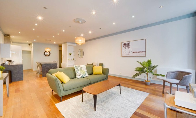 Bordeaux Golden Triangle Apartment | 90 m² Apartment ∙ 1 bedroom ∙ 2 guests