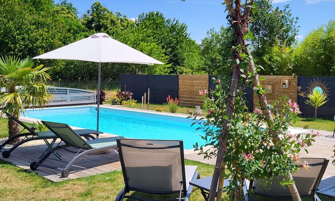 La Gripperie-Saint-Symphorien Apartment | STUDIO WITH SWIMMING POOL, FREE PARKING