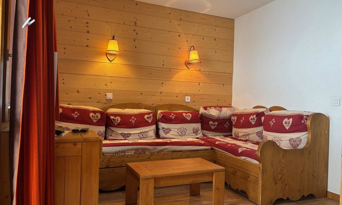 Montchavin Apartment | Cozy studio for 4/5 in Montchavin, near slopes with parking