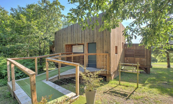 Saint-Felix-de-Reillac-et-Mortemart Cottage | Bungalow 'Lodge Grand Air' with Private Terrace, Wi-Fi and Air Conditioning