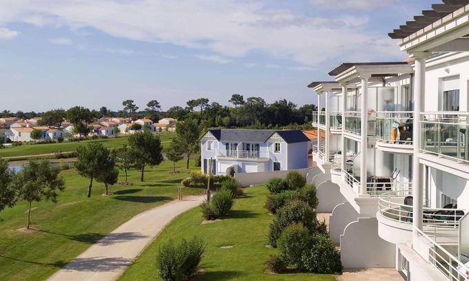 L'Aiguillon-sur-Vie Apartment | Le Domaine de Fontenelles by Interhome
