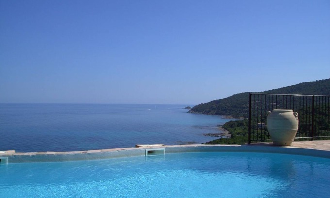 Pinarellu Apartment | Charming house in a villa of character facing the sea