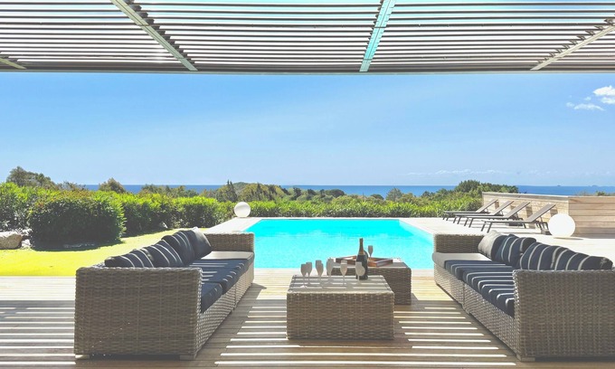 Cirendinu House | LONGAHOUSES : Heated swimming pool, Panoramic view of the sea and Sardinia