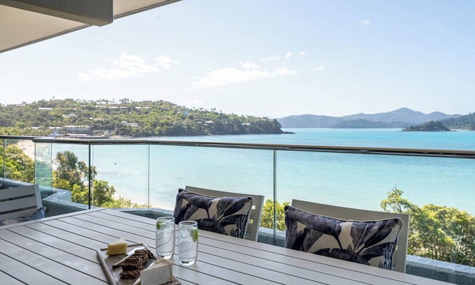 Hamilton Island Apartment | Frangipani Lodge 207, Beachfront Apartment on Hamilton Island