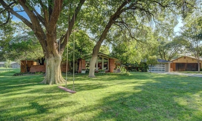 Lubbock House | Frank Lloyd Wright Meets West Texas Modern Ranch