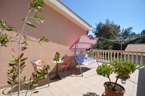 Artatore Apartment | Franka 1 Apartment with terrace near the Beach, Artatore Mali Lošinj