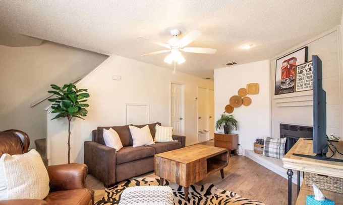 Lubbock House | Frankford Townhomes "C" - Central/Garage/Sleeps 4