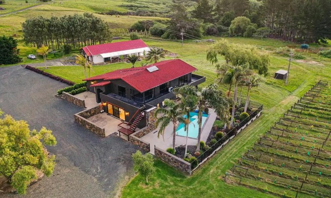 Clarks Beach Villa | franklin chapel