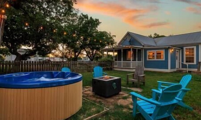 Stonewall House | Fredericksburg Farmhouse, Wine Country, Hot Tub