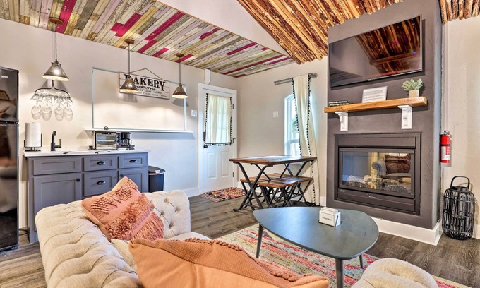 Fredericksburg Cottage | Fredericksburg 'Regan Cottage' w/Hot Tub!