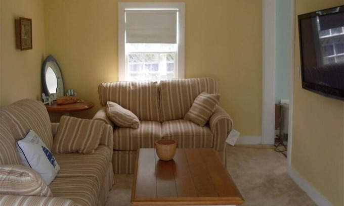 Nantucket Town House | FREE 3rd Night!* (See description) Nantucket in Town 3 Bedroom 1 Bath Cute House