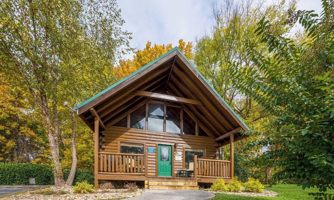 Sevierville Cabin | Free Attraction Passes! Grill, Hot Tub, Jacuzzi, Arcade Game, Great Location