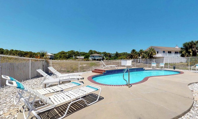 East End House | FREE BEACH GEAR! Pets OK, Pool, Beach View, Screened Porch, Fireplace, BR/3BA "Flamingo Palms"