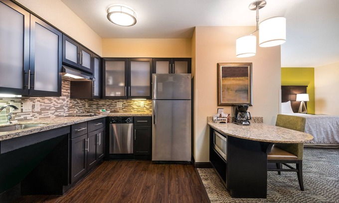 Altoona Apartment | Free Breakfast, Free Wi-Fi, Indoor Pool and Hot Tub | Studio with a Roll-in Shower