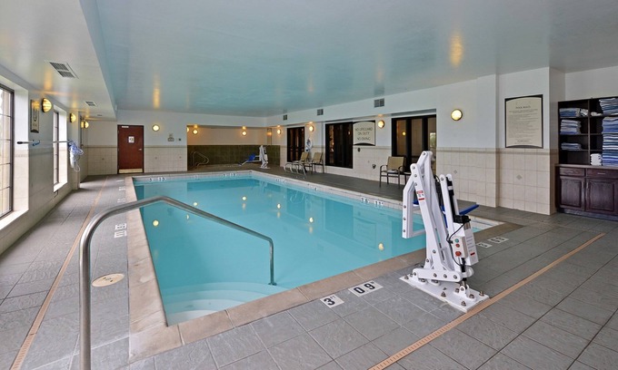 West Des Moines Apartment | Free Breakfast, Indoor Pool, Hot Tub | King Studio