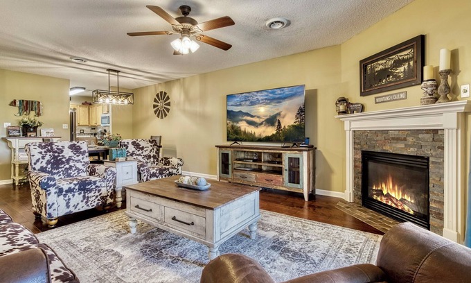 Pigeon Forge Condo | FREE Dollywood Ticket Whispering Pines 352 Penthouse Mtn View Pools