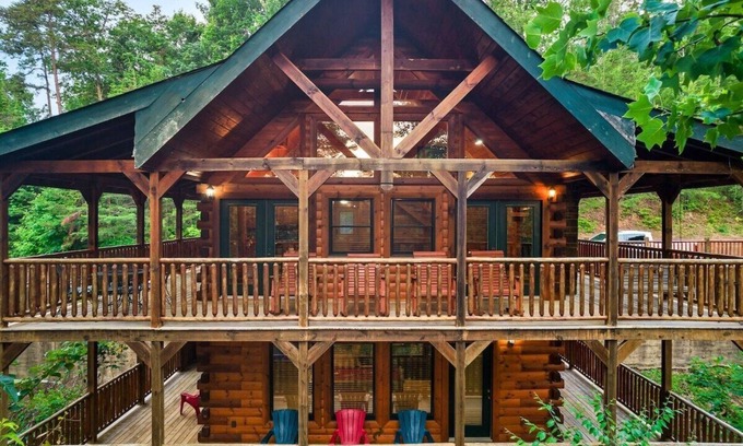 Hemlock Hills Cabin | Free Dollywood Tix/Spacious/Central/PoolTable/