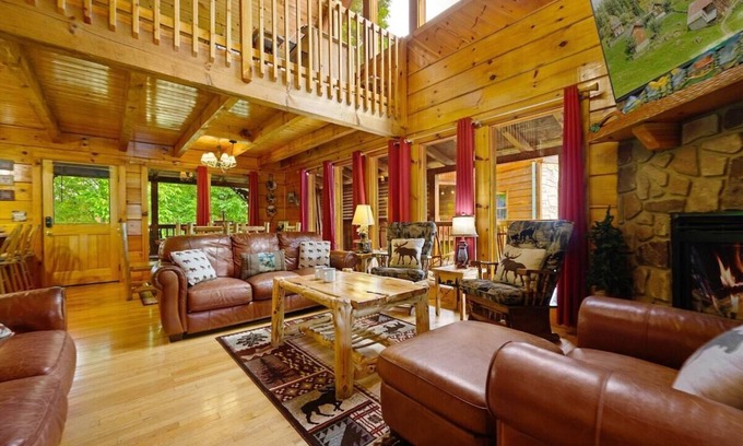 Pigeon Forge Cabin | Free Dollywood Tix/A+Location/3Min2Pkwy/Spacious/