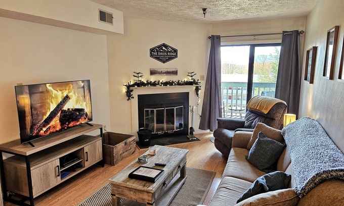 Davis House | Free Firewood, Mt Views, Skiing, Heated Pool