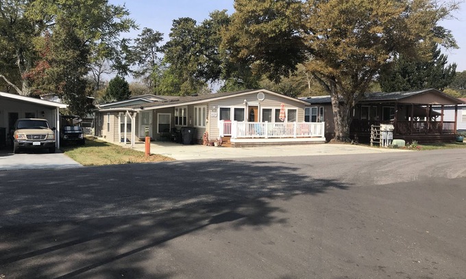 Garden City Villa | FREE GOLF CART, 3BR 2BA, SLEEPS SIX, ACROSS FROM OUTDOOR POOLS, GREAT LOCATION