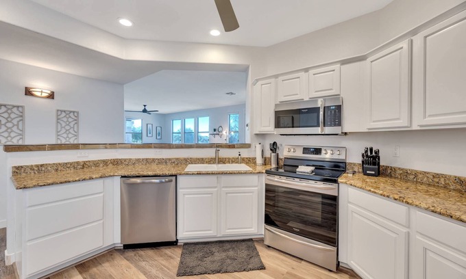 Kierland Condo | FREE GOLF! Heated Pool/Spa/Fitness Room, Garage, Near Hiking, Kierland Commons Fine Dining, Shopping