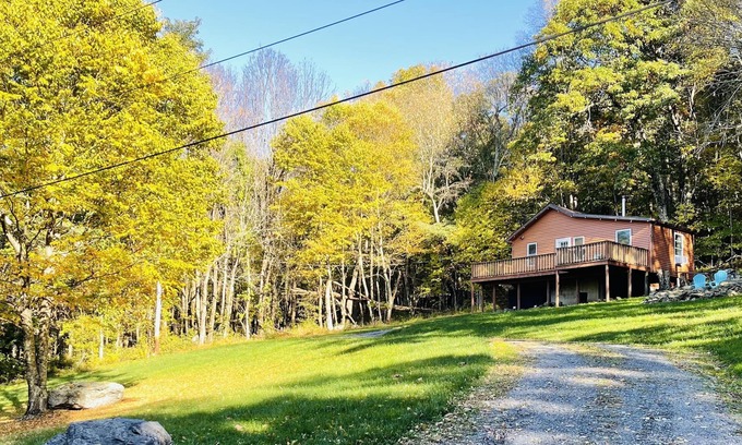 Stanley Cabin | FREE Grocery Pickup + Firepit + WIFI + Borders Shenandoah Nat'l Park!