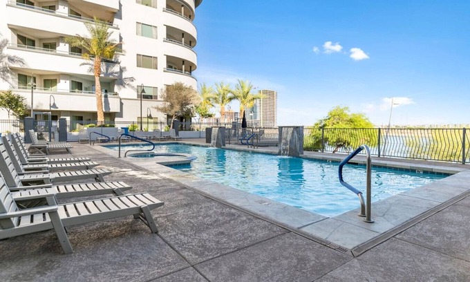 Tempe Apartment | Free Heated Pool + Gym in Tempe Town Lake