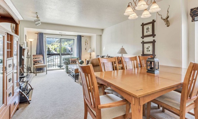 North Park City Condo | *FREE KAYAKING* Dog Friendly, Bring Fido! No Car Needed – 2 Min Walk To Bus, Hot Tub, Gym & Pool