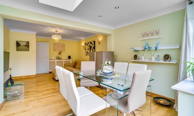 Shirley House | Free Parking 2BR Fast Wi-Fi