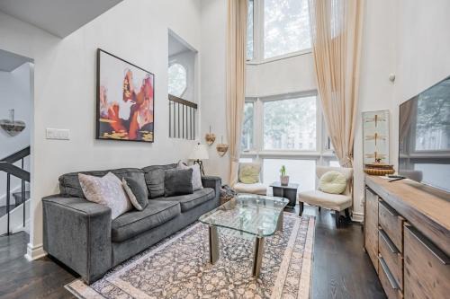 Church and Wellesley Villa | Free Parking! 5BR! Steps to Eaton Center! Downtown Core!