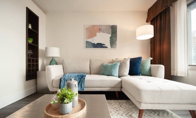 Downtown Winnipeg Apartment | Free Parking and Wi-Fi! Luxury 1-bedroom Suite