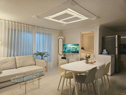 Gangseo Apartment | Free Parking, Gimpo Airport 7min, SubwayStation 5min, Lotte Mall, Department Store, Mart, Theater 15min