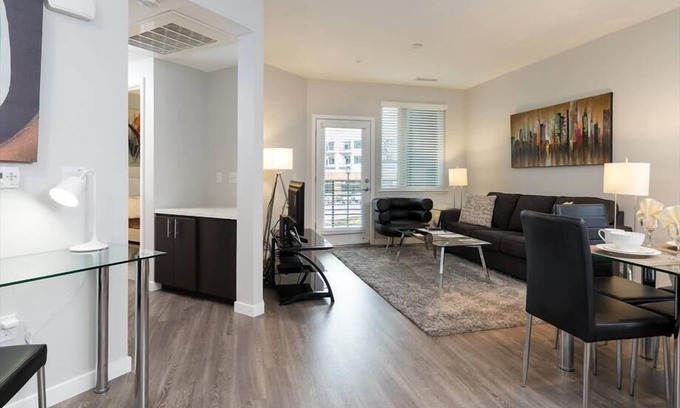 Menlo Park Apartment | Free Parking! Heated Pool & Spa | nr Menlo Park Rail