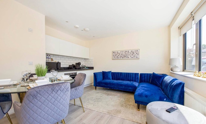 Hillingdon Apartment | Free Parking - One-Bed Luxury Near Heathrow
