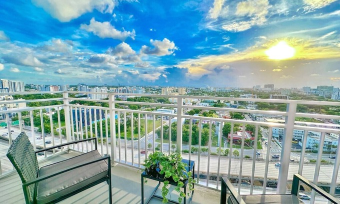 Overtown Apartment | Free Parking | Pool | Gym | 413MB Wifi