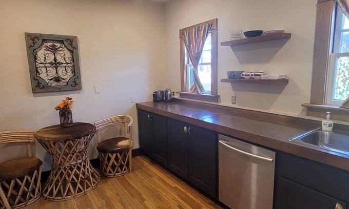 Iron Horse House | Free Parking! Steps to UA +Downtown. 3 BR 2 BA, Full Kitchen, Laundry, Fire pit.
