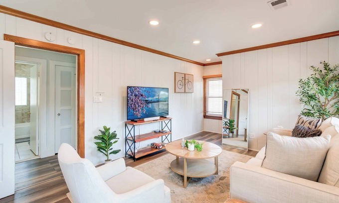 Arlington Ridge Apartment | FREE Parking | Walk to METRO! Arlington 2 BR House