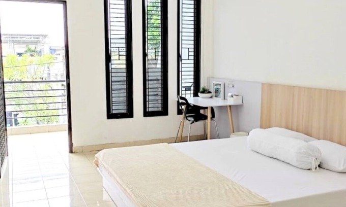 Surabaya House | Free Parking, WIFI, Netflix, Spacious Downtown 0.9km to Tunjungan Plaza - ROOM 1