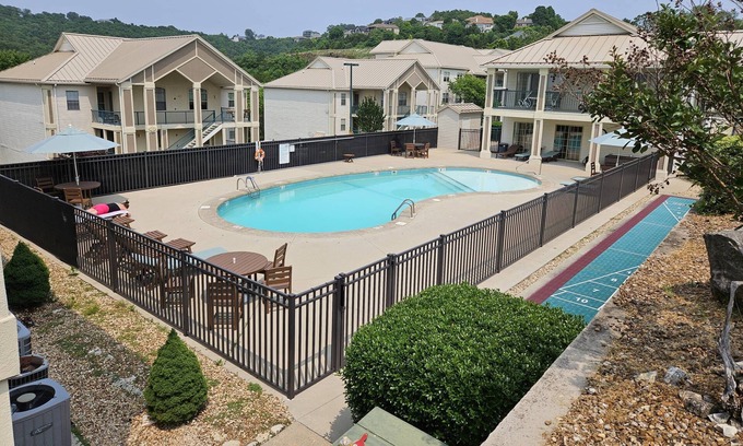 Hollister Condo | FREE SDC tic. Table Rock Lake Condo. 100 Yds. to Boat Ramp. Bring Your Boat. 3 King Beds. Awesome!