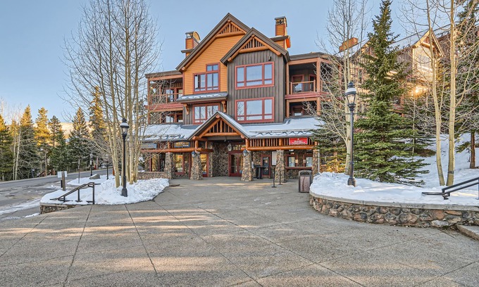 Four O'Clock Condo | Free SkyCard Activities - Ski/In-Out, Outdoor Pool/Hot Tub- BlueSky 505