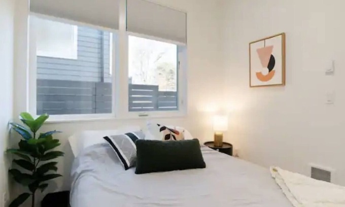 South Delridge House | Free Street Parking Modern & Bright Guest Unit