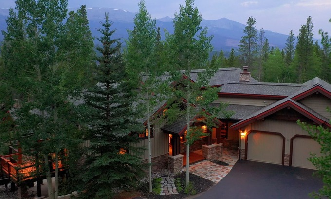 Forest Hills House | Free VIP Shuttle, Hot Tub, Views!