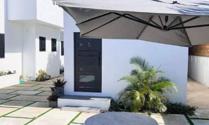 Whitehouse Apartment | FREE WIFI & Steps from the beach, Room 5 @ Happy Life Villas